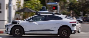 Waymo совершает 100 000 поездок на робототакси в неделю