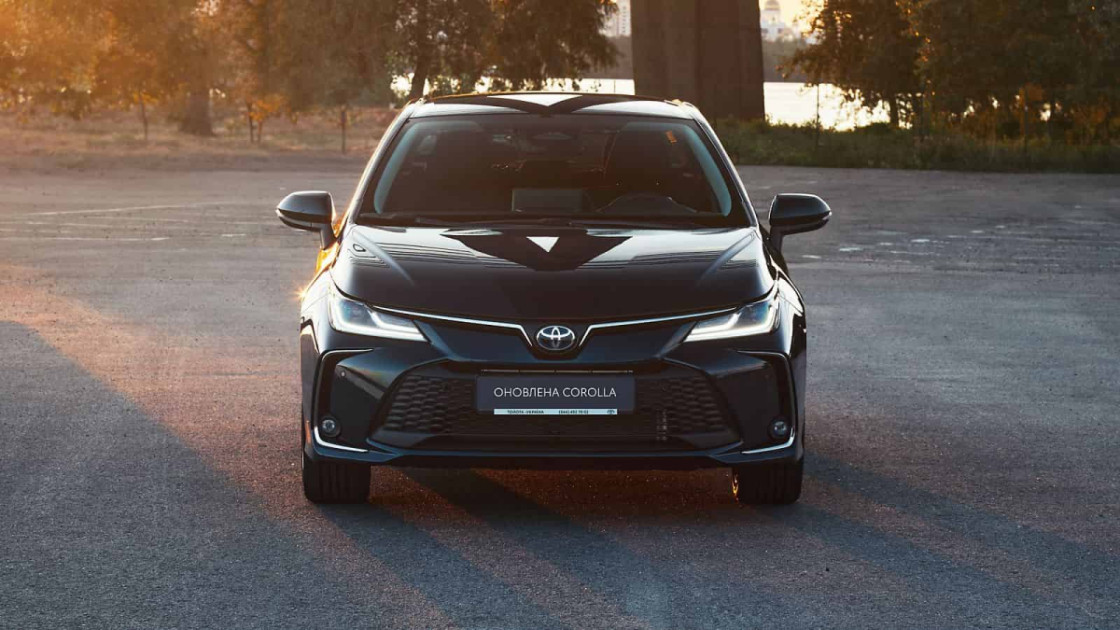 Огляд на сучасний седан Corolla від Тойота