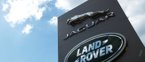 Jaguar Land Rover зафиксировал падение годовой прибыли более чем на 99% из-за влияния американских пошлин
