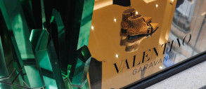 Модный дом Valentino впервые выпустит облигации на €450 млн