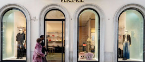 Prada покупает Versace за 1,38 миллиарда долларов, чтобы стать лидером Италии