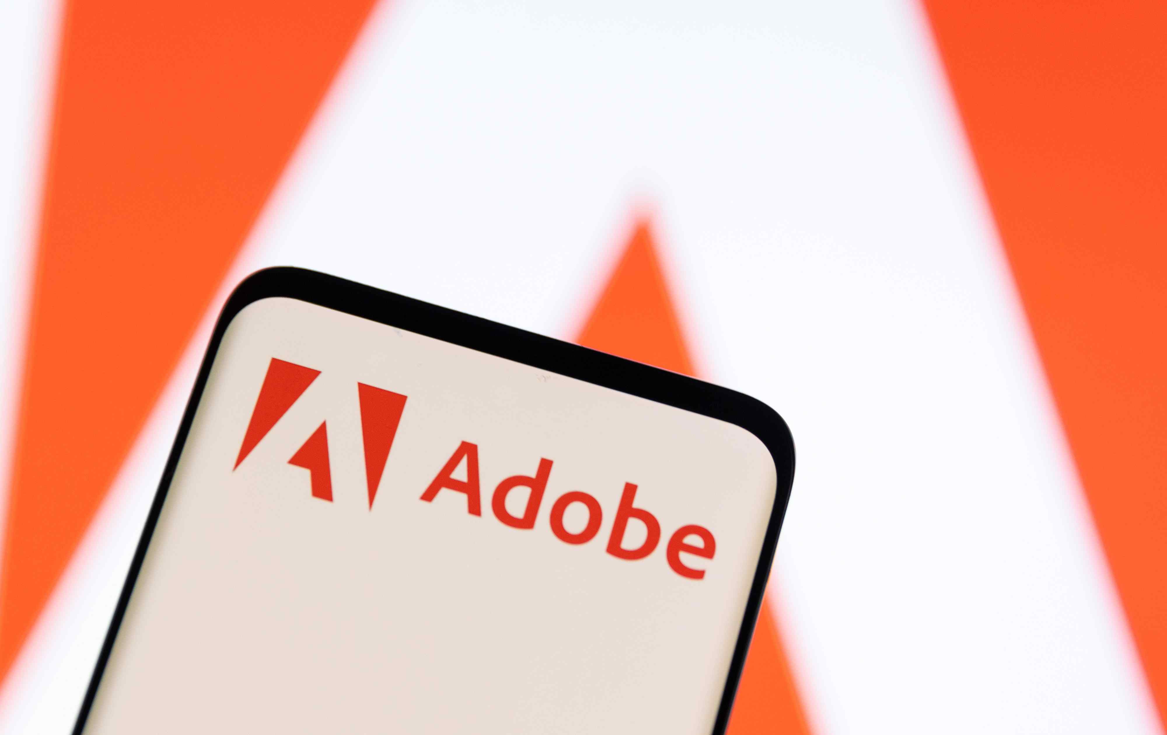 Логотип Adobe видно на смартфоні 